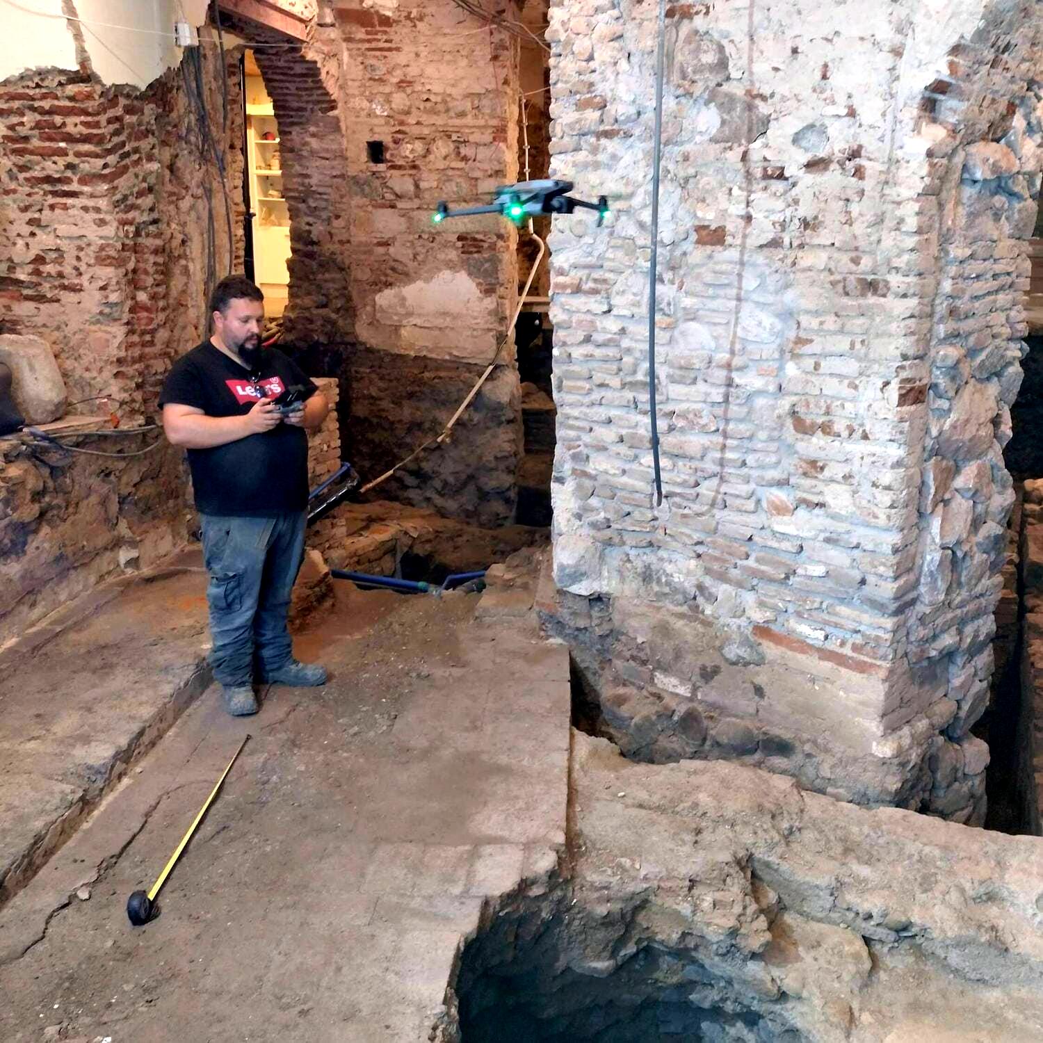 Exploração arqueológica com utilização de drones para mapeamento de estruturas subterrâneas.