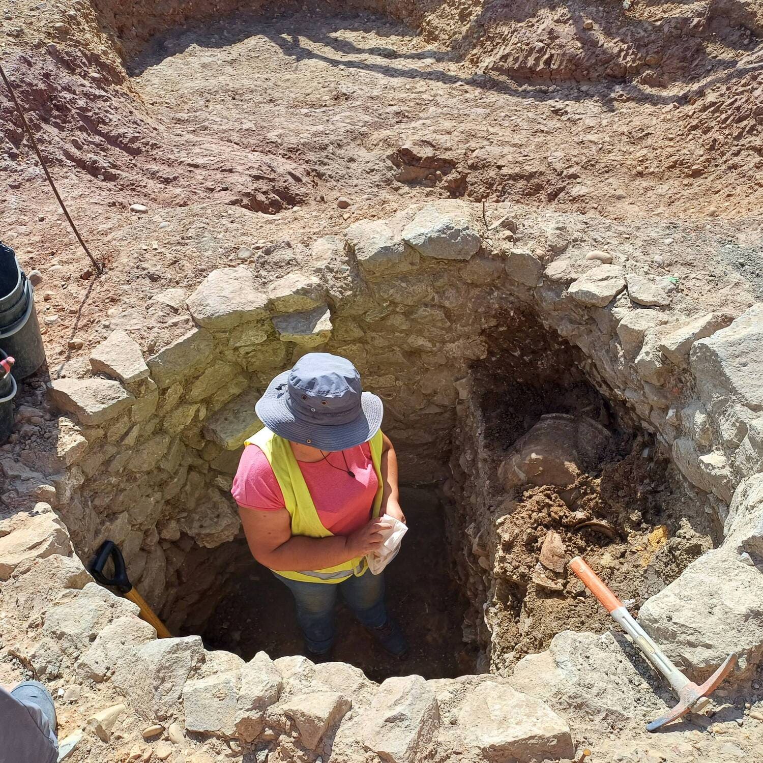 Trabalho de campo focado na análise de uma estrutura circular em contexto arqueológico.